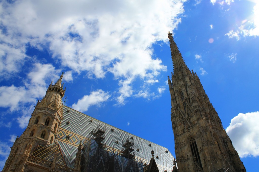 The elaborate tiles on the roof of the Cathedral | © Lilaminzr / pixabay