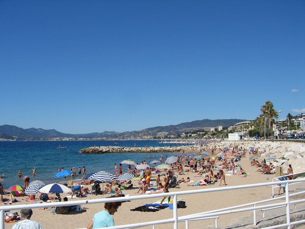 The Plage du Midi is close to the centre of Cannes and a popular public beach | © Dylan JC/Flickr