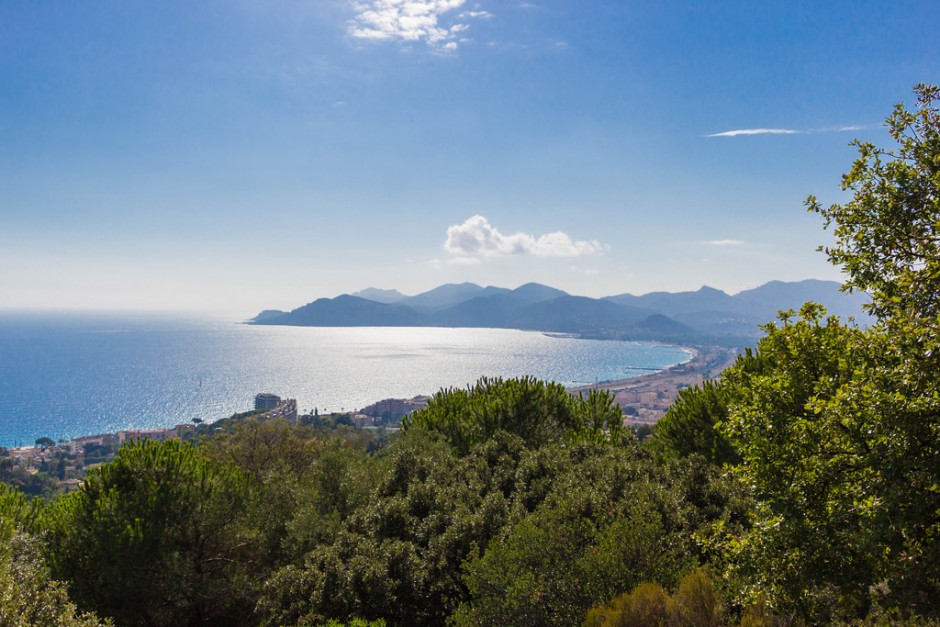 Stroll around the huge national park of Croix-des-Gardes overlooking the Cannes seaside | © Anthony Fino / Flickr
