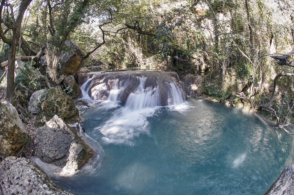 Locals swim in the Cascade de Sillans and another waterfall further downriver| © Ralf/flickr