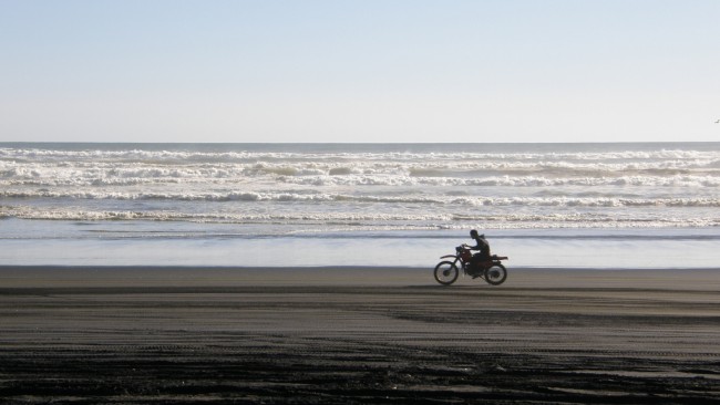 Motorcyclist at Karioitahi Beach | © russellstreet/Flickr