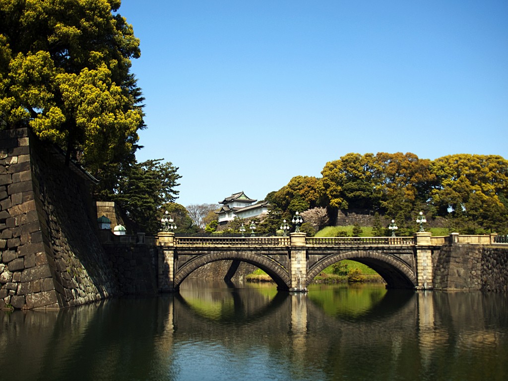 Bridge over the moat of the Imperial Palace in Tokyo | © Kevin Poh / Flickr