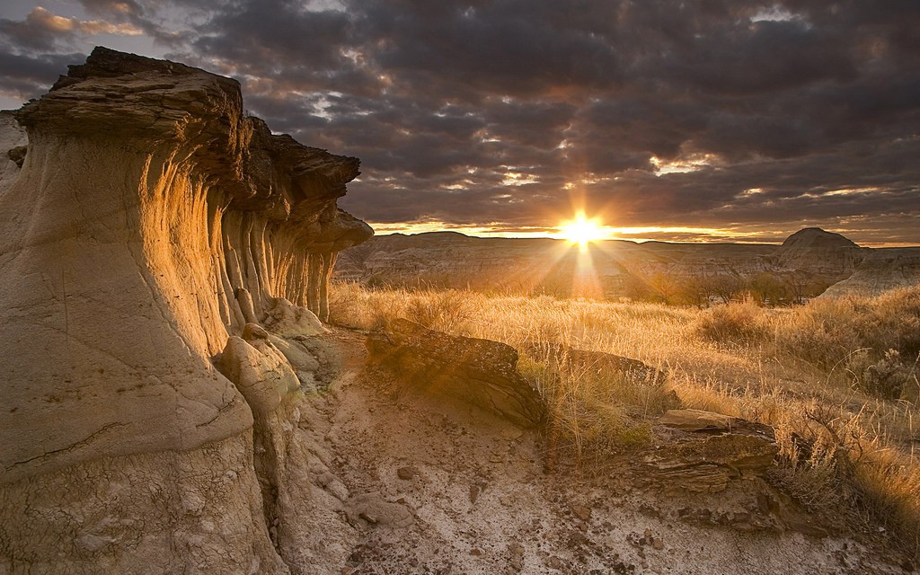 Hoodoos at Sunset in Dinosaur Provincial Park | © Jonebabana/Flickr