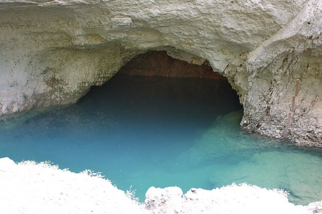 Locals swim in the chasm where the river emerges from the rocks in Fontaine-de-Vaucluse | © pommie/flickr