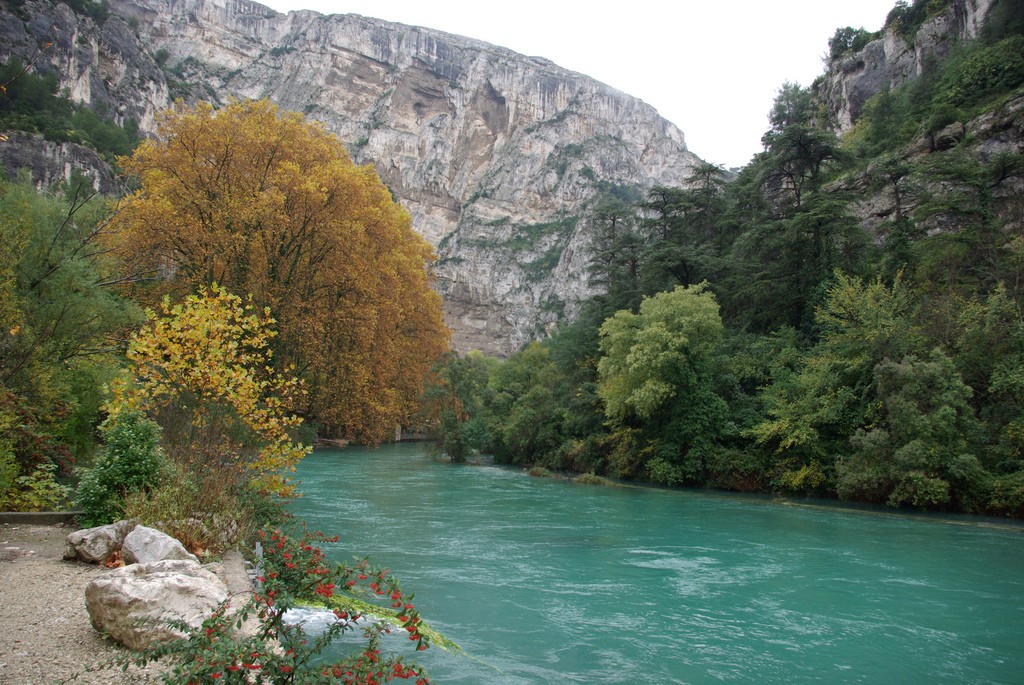 Take a kayak downriver and park up whenever you like to swim in the river| © Office de Tourisme de Beaume de Venise/flickr