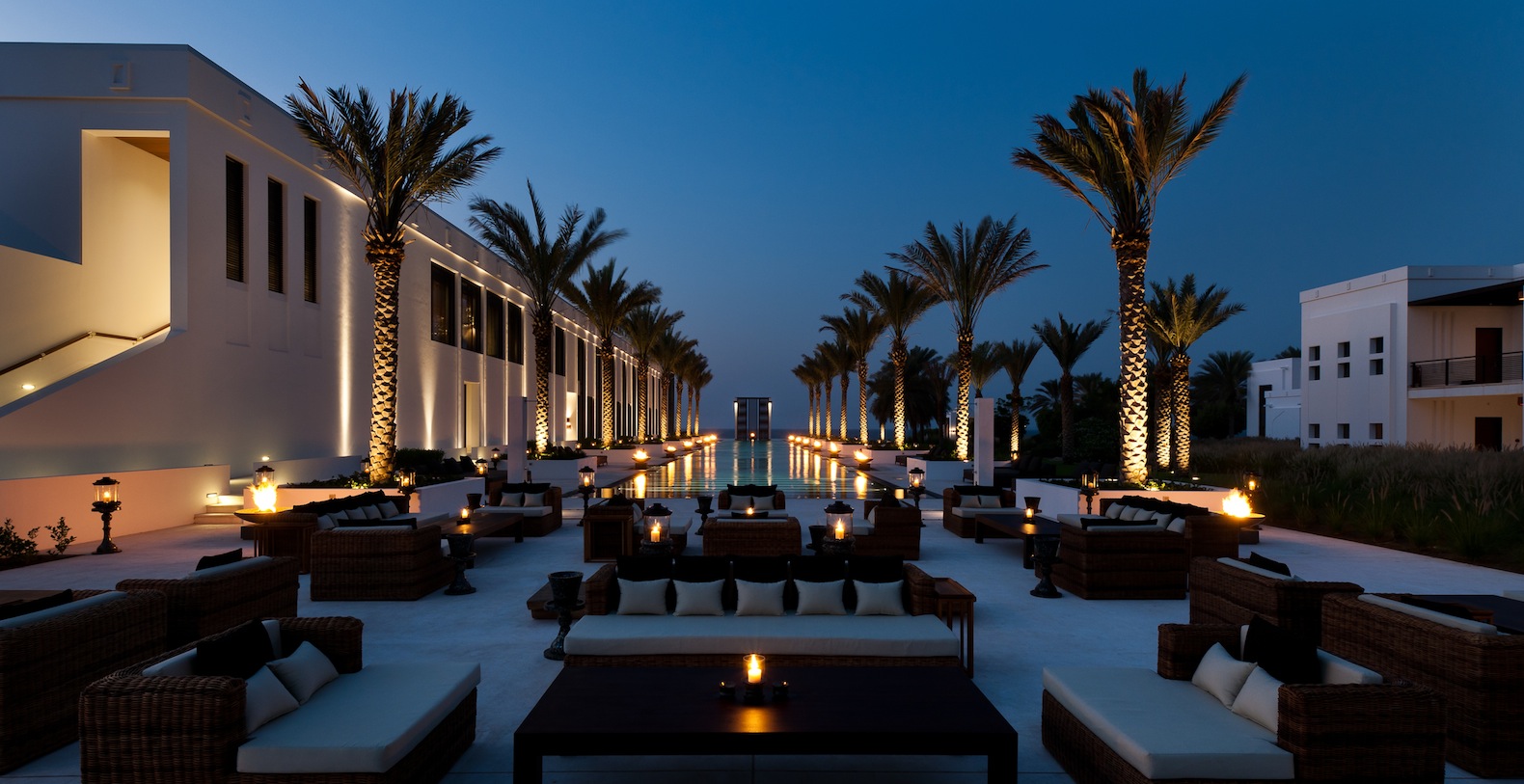 Dining at The Long Pool at The Chedi, Muscat | © The Chedi Muscat