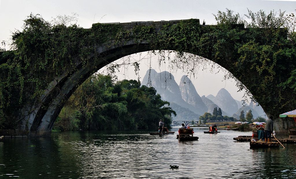 Dragon Bridge - Yulong River Guilin| ©HALUK COMERTEL/Wikimedia Commons