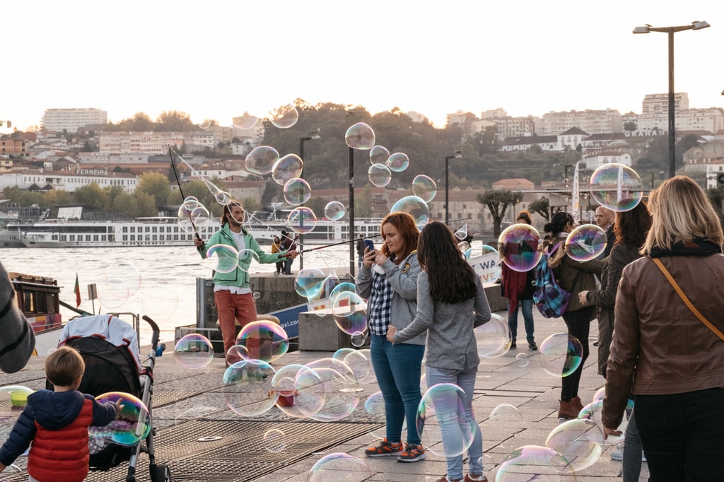 DSCF2636 - WATSON - RIBEIRA, PORTO - PEOPLE PLAY WITH BUBBLES