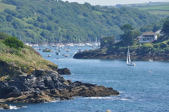 Fowey Harbour view from Southground cliffs © Nilfanion / Wikimedia