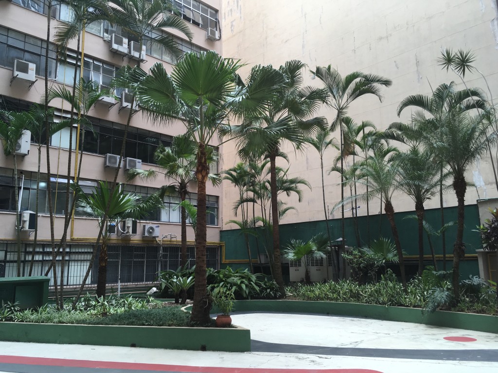 Garden at Galeria California designed by Oscar Niemeyer ©Lise Alves