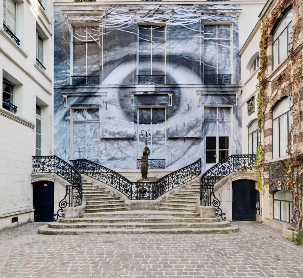 “The Wrinkles of the City, Los Angeles, Robert’s eye”, Façade of Galerie Perrotin, Paris , Photo: Florian Kleinefenn © JR-ART.NET / Courtesy Galerie Perrotin