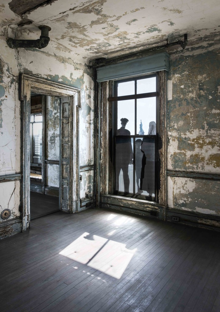 “Unframed, An immigrant family views the Statue of Liberty from the Ellis Island Immigration Station dock” © JR-ART.NET / Courtesy Galerie Perrotin and National Park Service, Statue of Liberty National Monument, USA