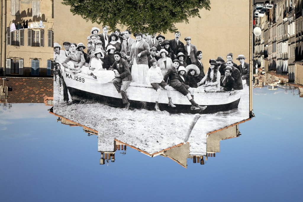 “UNFRAMED, a group posing in a bark moored on the beach, reviewed by JR, circa 1930, Marseille, France © JR-ART.NET / Courtesy Galerie Perrotin