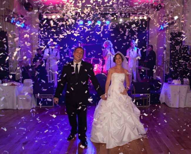 Wedding party | ©Magikkk64 / Wikimedia https://upload.wikimedia.org/wikipedia/commons/5/55/Confetti_canon_at_london_wedding_party.jpg