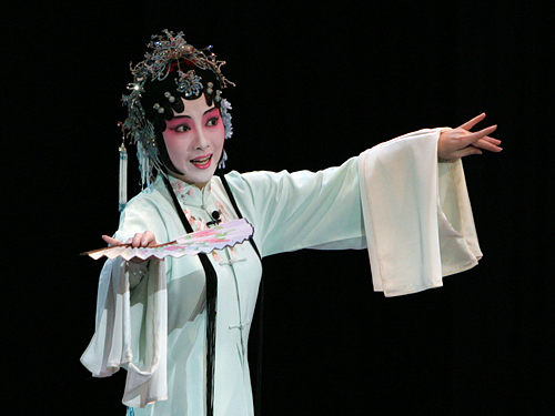 Kunju actress Fengying SHEN performs in Kunju Peony Pavilion on the stage of Peking University Hall in Beijing, China, April 18, 2006. | Bohan_伯韩 Shen_沈 / Wikimedia commons