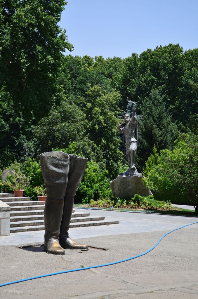 Boots of Reza Shah and Arash the Archer at Sa'ad Abad Palace | © درفش کاویانی / Wikimedia Commons