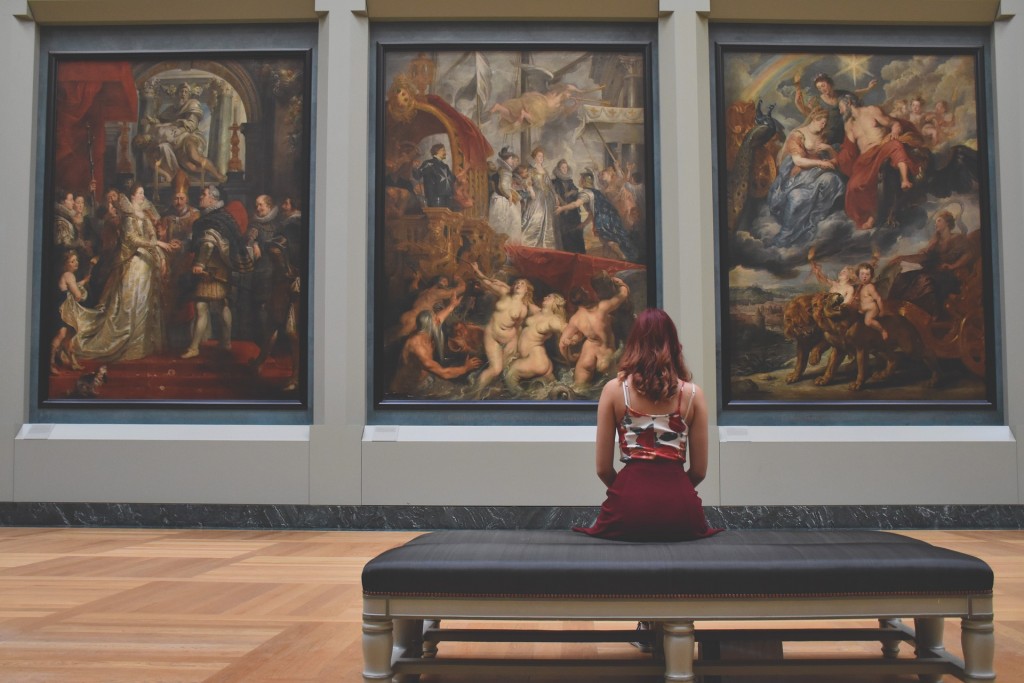 Young woman in the Louvre │© Pexels / Pixabay