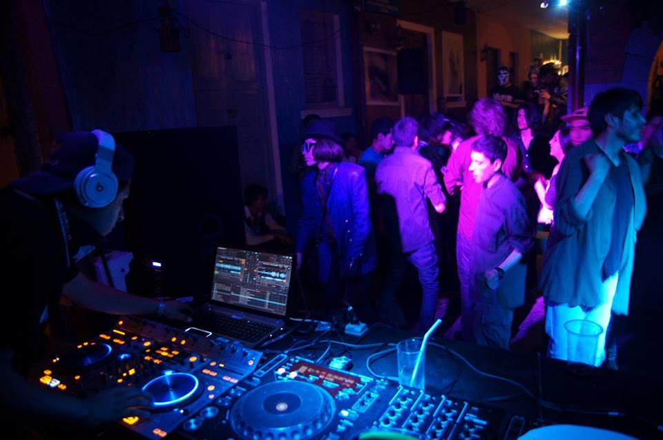 Live DJ at Roots | © Wilson Alacron/Facebook