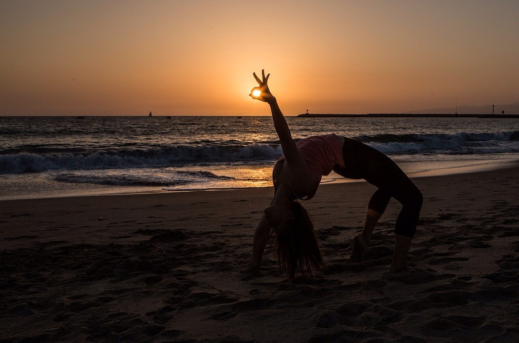 Sunset yoga | © living / Flickr