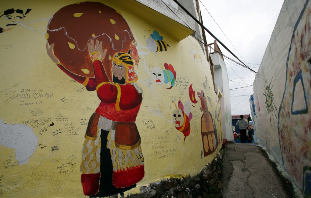 Thanks to the participants' paintings, Tongyeong’s Dongpirang Village became a new place, revitalized by the art | © KoreaNet / Flickr
