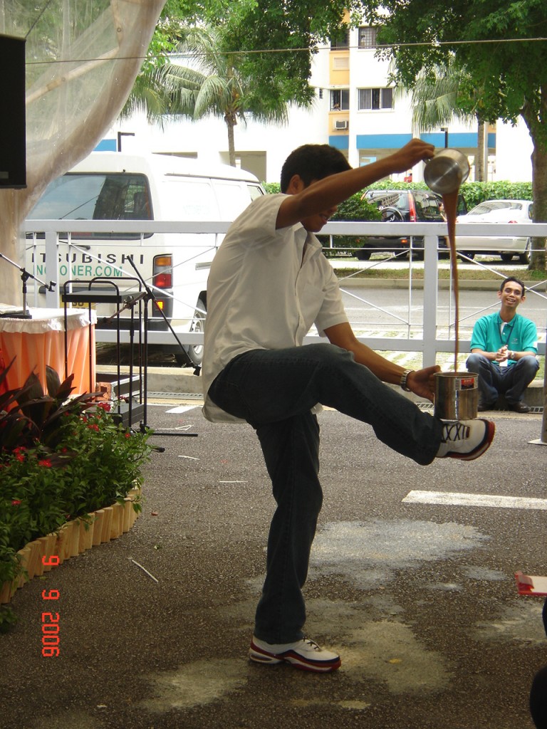 Pulling tea with style | (c)Em / Flickr