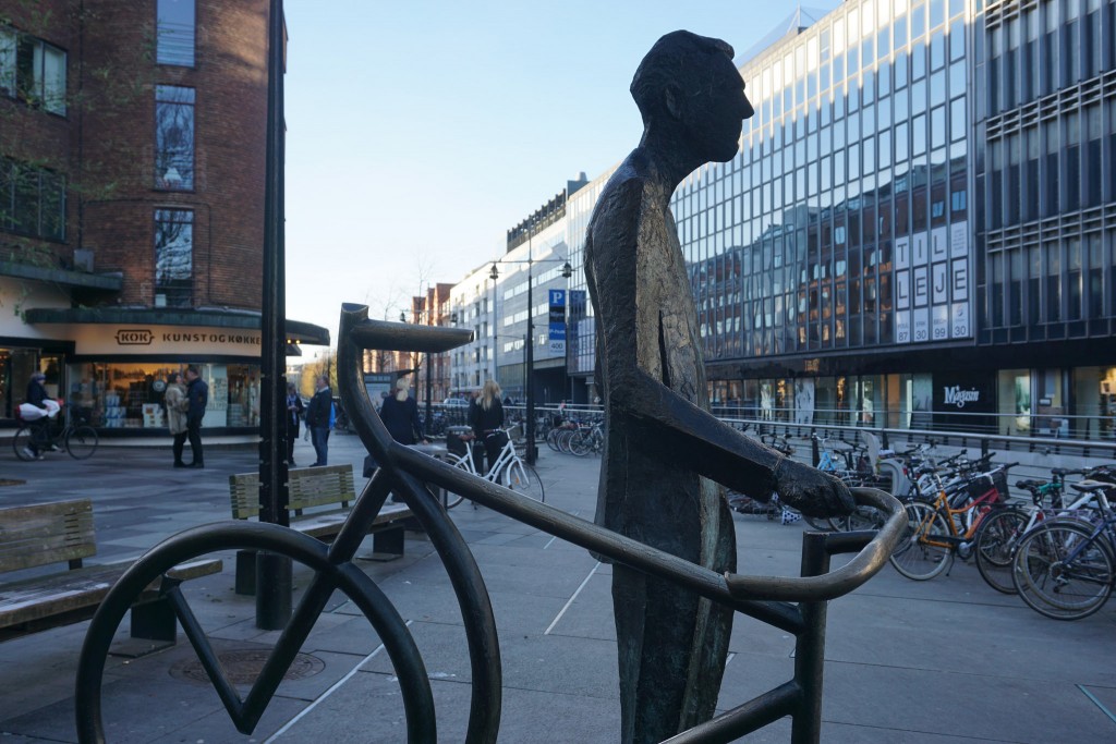 The Man With the Bicycle | © Insights Unspoken / Flickr