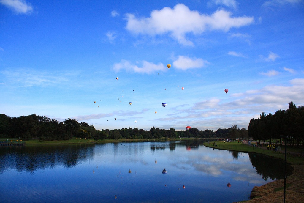 Hot Air Balloons Over Simon Bolivar Park © Diego Vanegas / Flickr