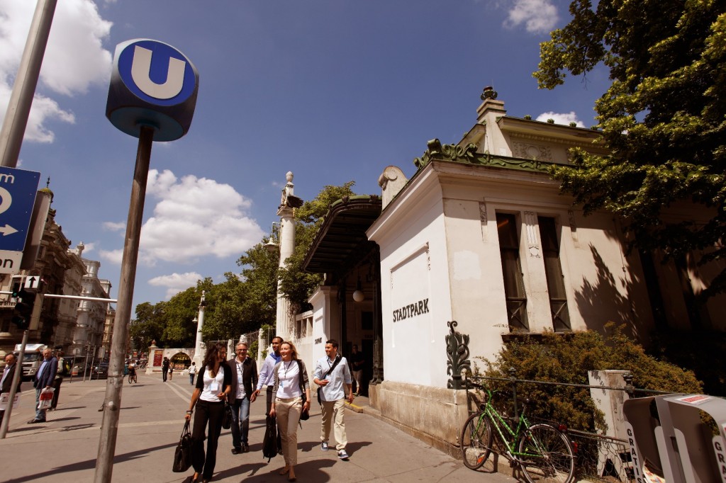 Meeting Delegates outside the subway stop „Stadtpark“©WienTourismus/Peter Rigaud