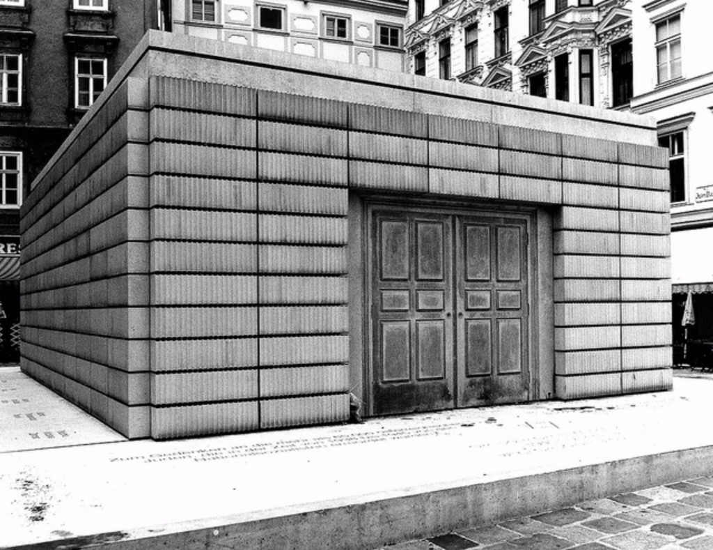 Rachel Whiteread's Holocaust Memorial | © lightsgoingon / Flickr