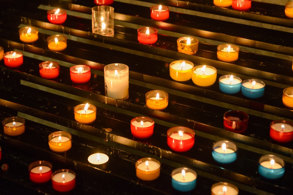 Candles at Saint-Pierre de Montmartre │© Son of Groucho / Flickr