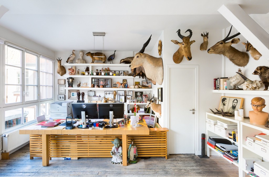 Desk at RICHEZ_ASSOCIES │© Marc Goodwin and Mathieu Fiol, Archmospheres
