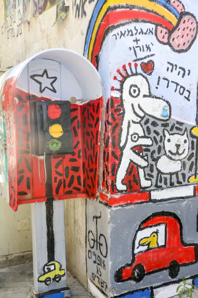 "It'll all be ok" - artist Engelmayer gives a shout out to Dudu Geva's iconic duck and his catchphrase in Tel Aviv graffiti | © Ami Zoran
