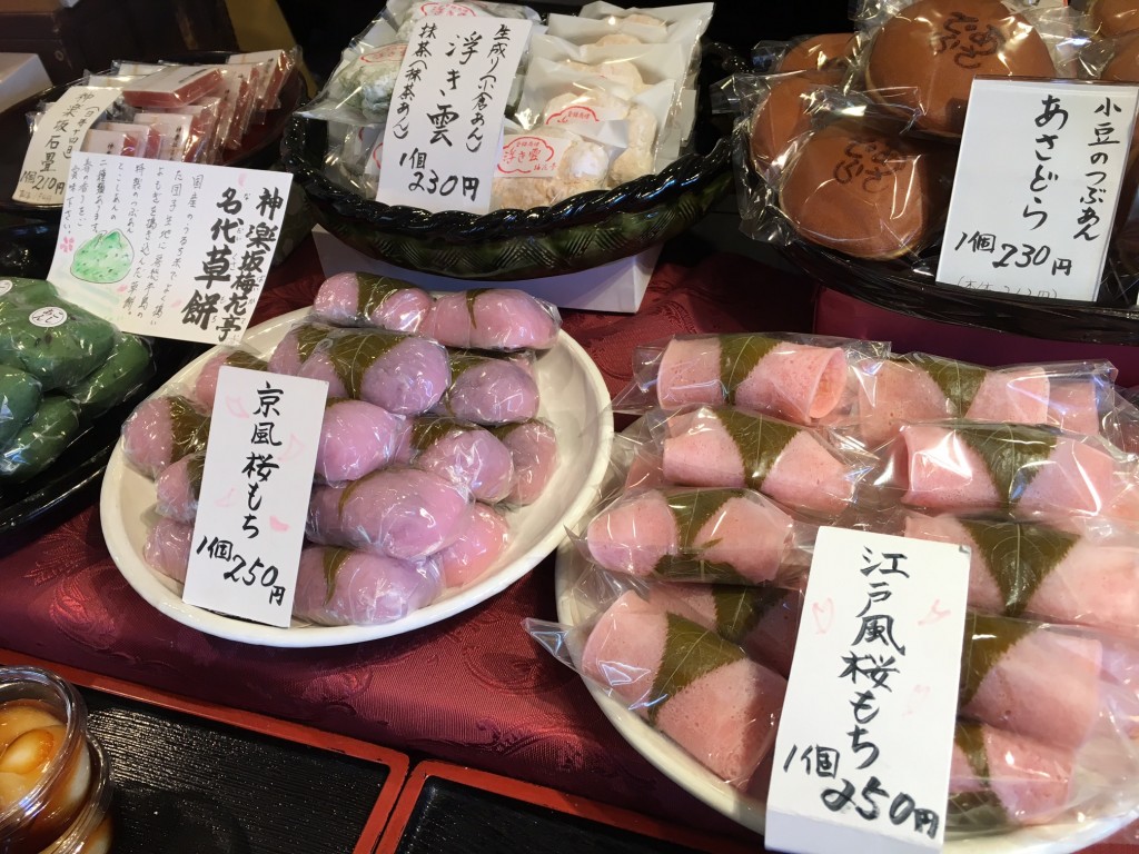 Two types of sakura mochi | © Alicia Joy