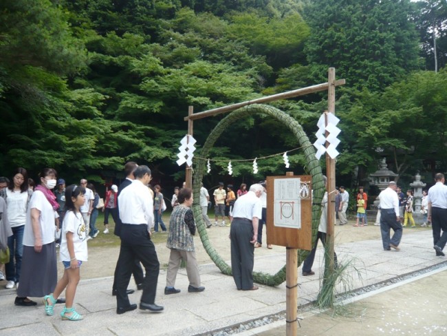 Kyotoites taking part in the ritual at Oharano-Jinja Shrine