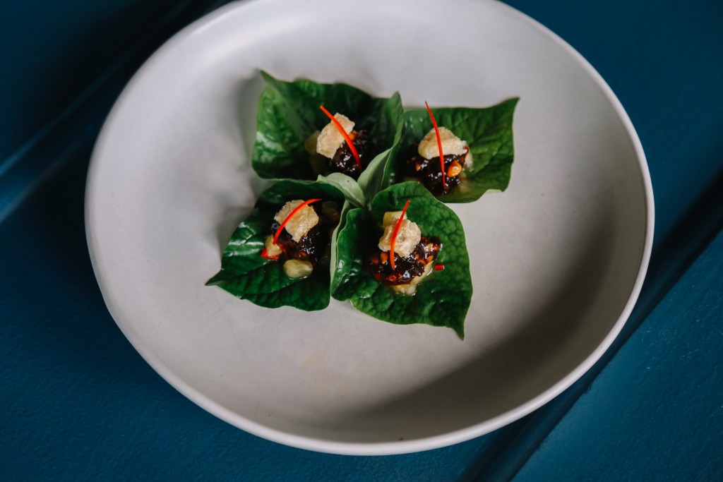 Betel Leaf with caramelised pork, prawn and chicken| © Longtime