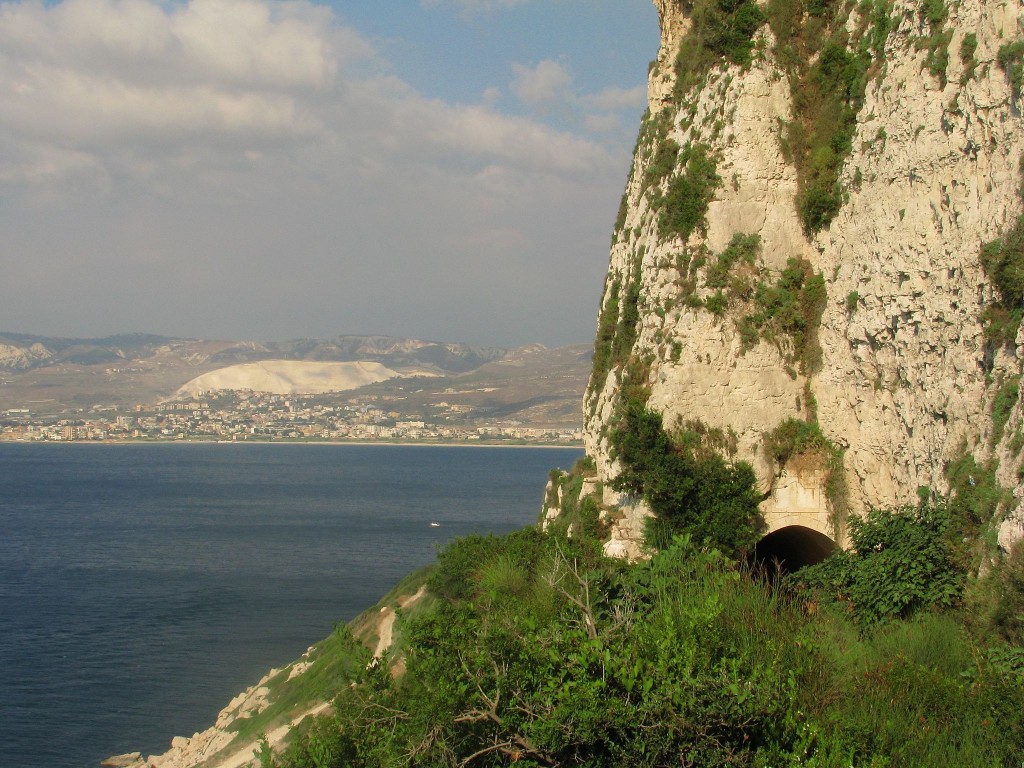 Sea Road, Chekka © Evilscaught / Wikimedia Commons