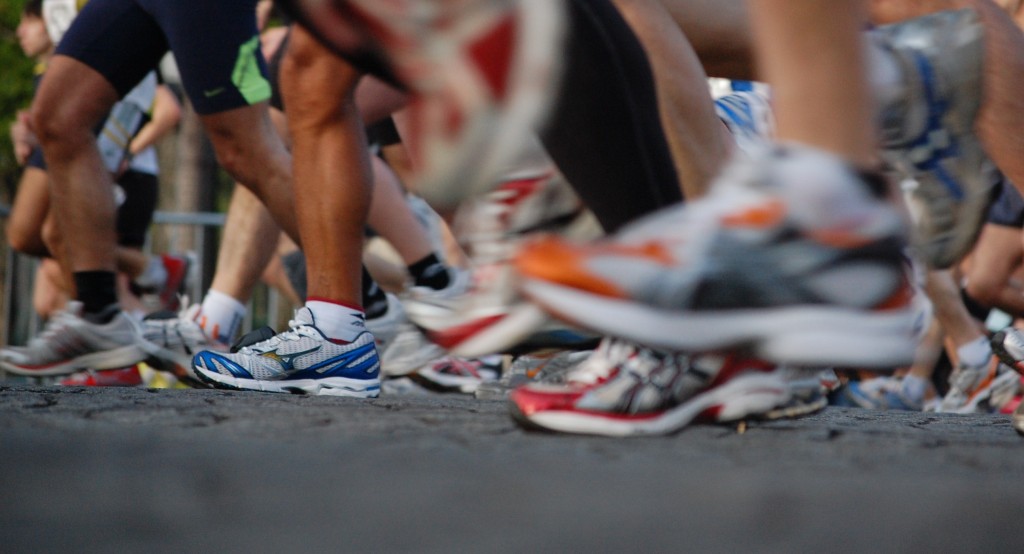 Paris marathon runners' feet │© Josiah Mackenzie / Wikimedia Commons