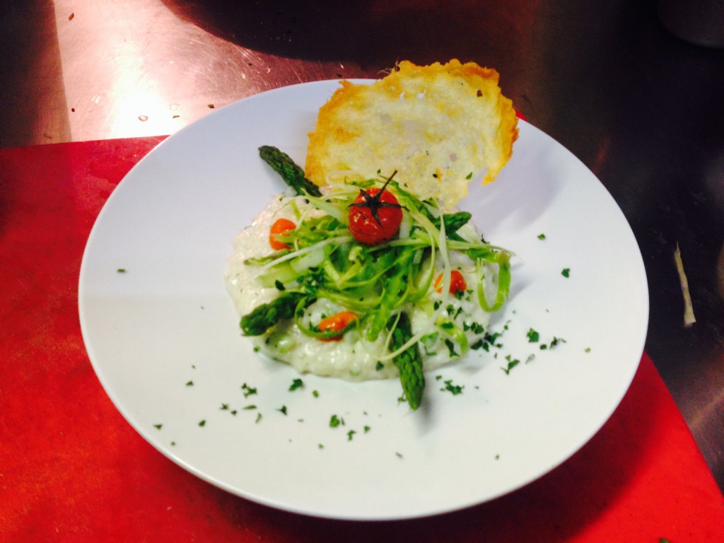 Rissotto d'asperge et sa tuile de parmesan │ Courtesy of Aux Tonneaux des Halles
