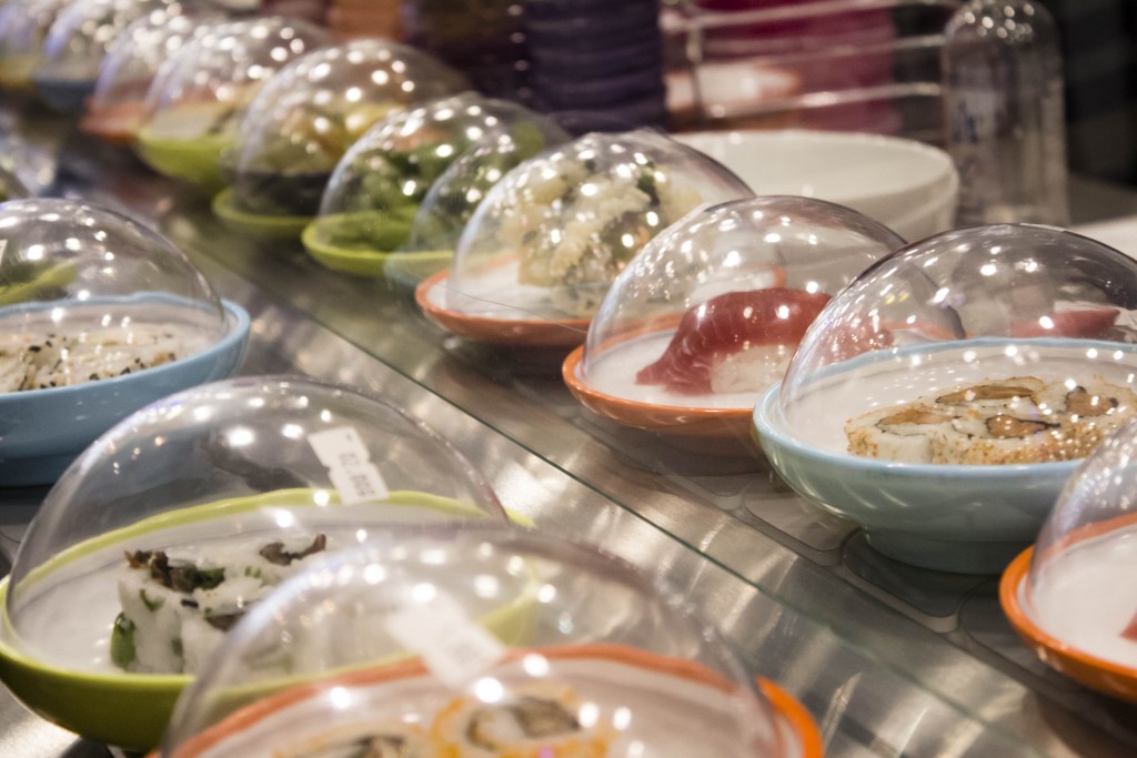Dishes on the conveyor belt at YO! | © Amanda Suarez