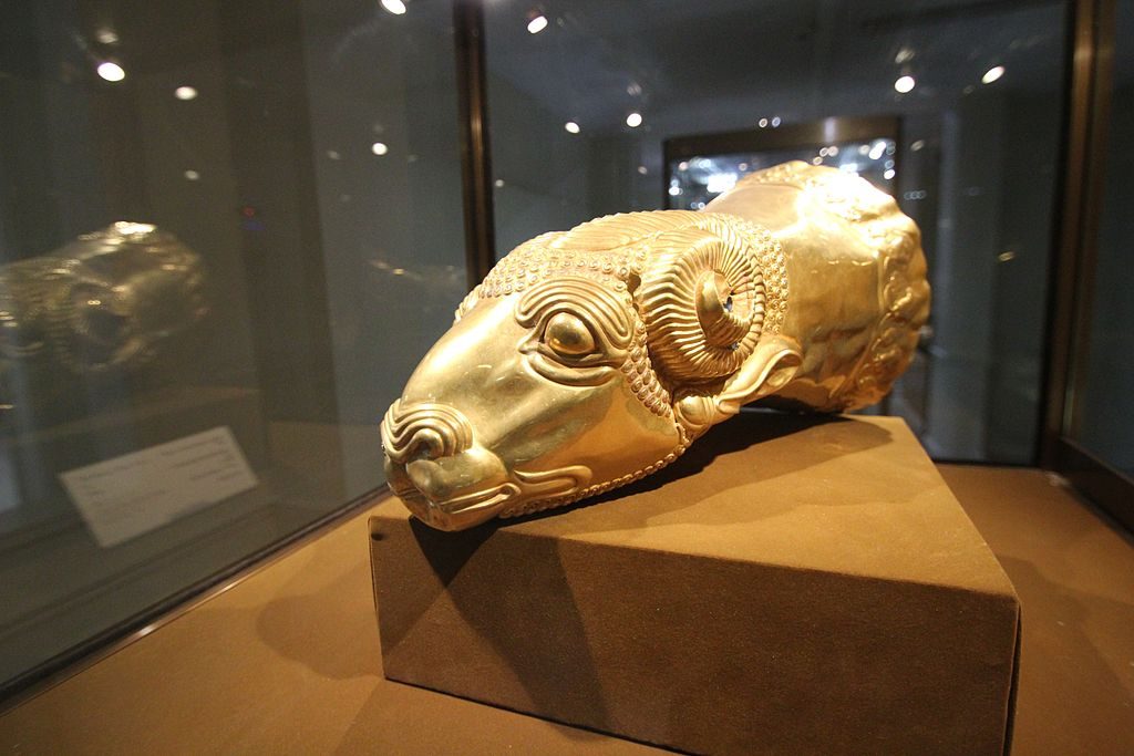 Gold ram's head in Reza Abbasi Museum | © reibai / Wikimedia Commons
