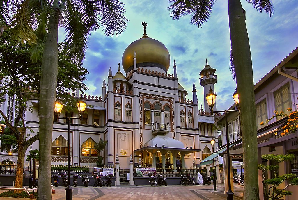 https://commons.wikimedia.org/wiki/File:The_Sultan_Mosque_at_Kampong_Glam,_Singapore_(8125148933).jpg