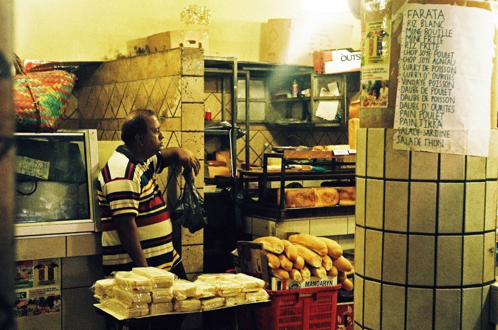 Waiting fro bread at dawn|© Sébastien amiet;l/FlickR https://www.flickr.com/photos/nikleitz2009/12009125416/