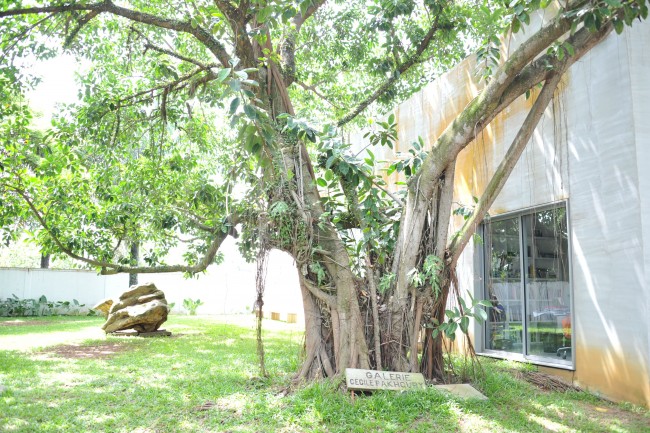 The beautiful garden of the Gallery Cécile Fakhoury with a sculpture of Sadikou on the left | © Maaike Wuyts