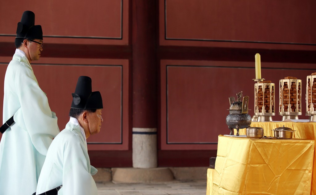 Ancestral rites at Jangneung Joseon Royal Tomb | © Korea Net / Flickr