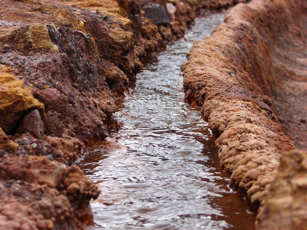 Spring water channel that connects to the ponds.|©Cheitz/Flickr