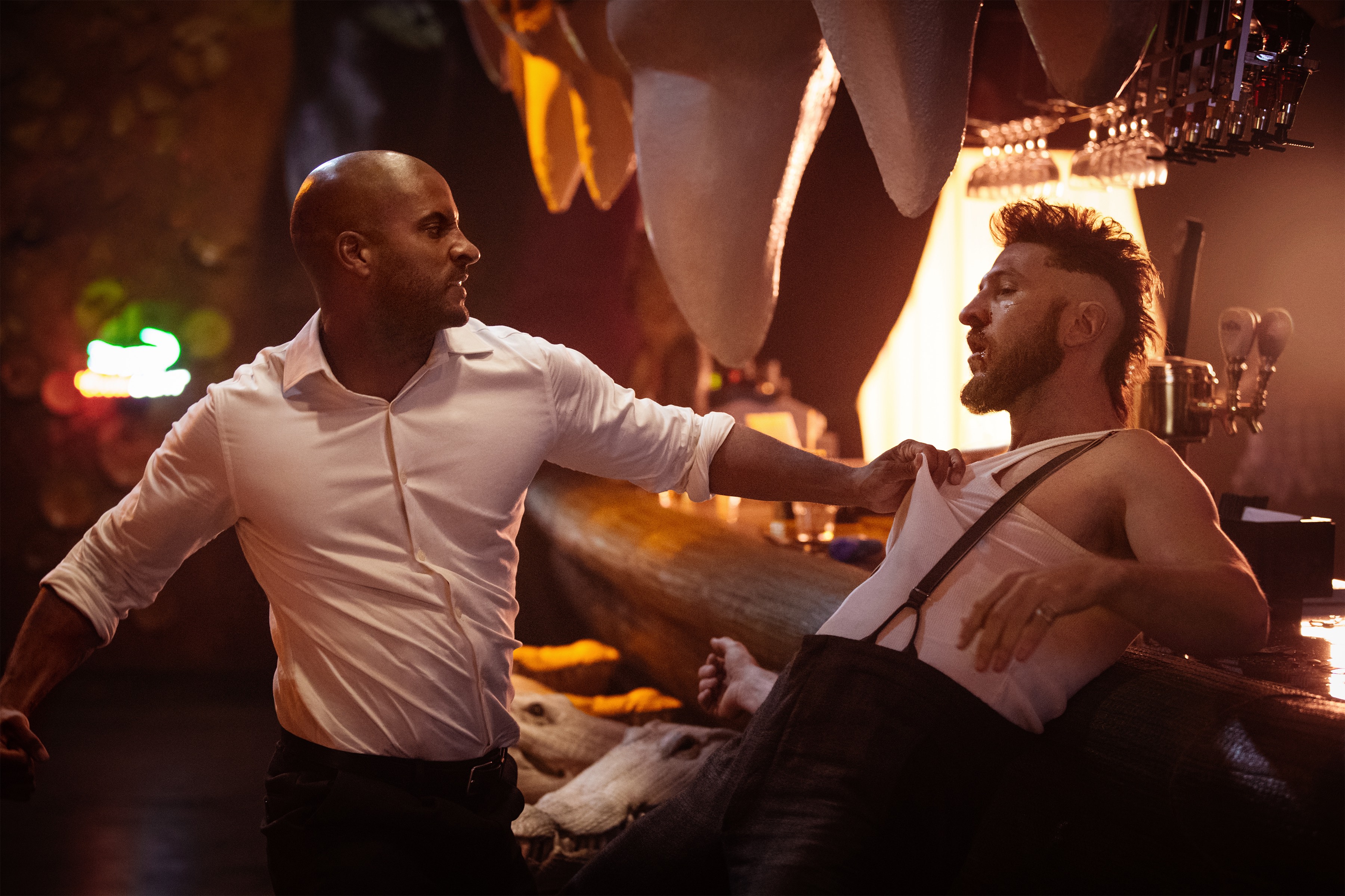Shadow Moon fighting Mad Sweeney, played by Pablo Schreiber