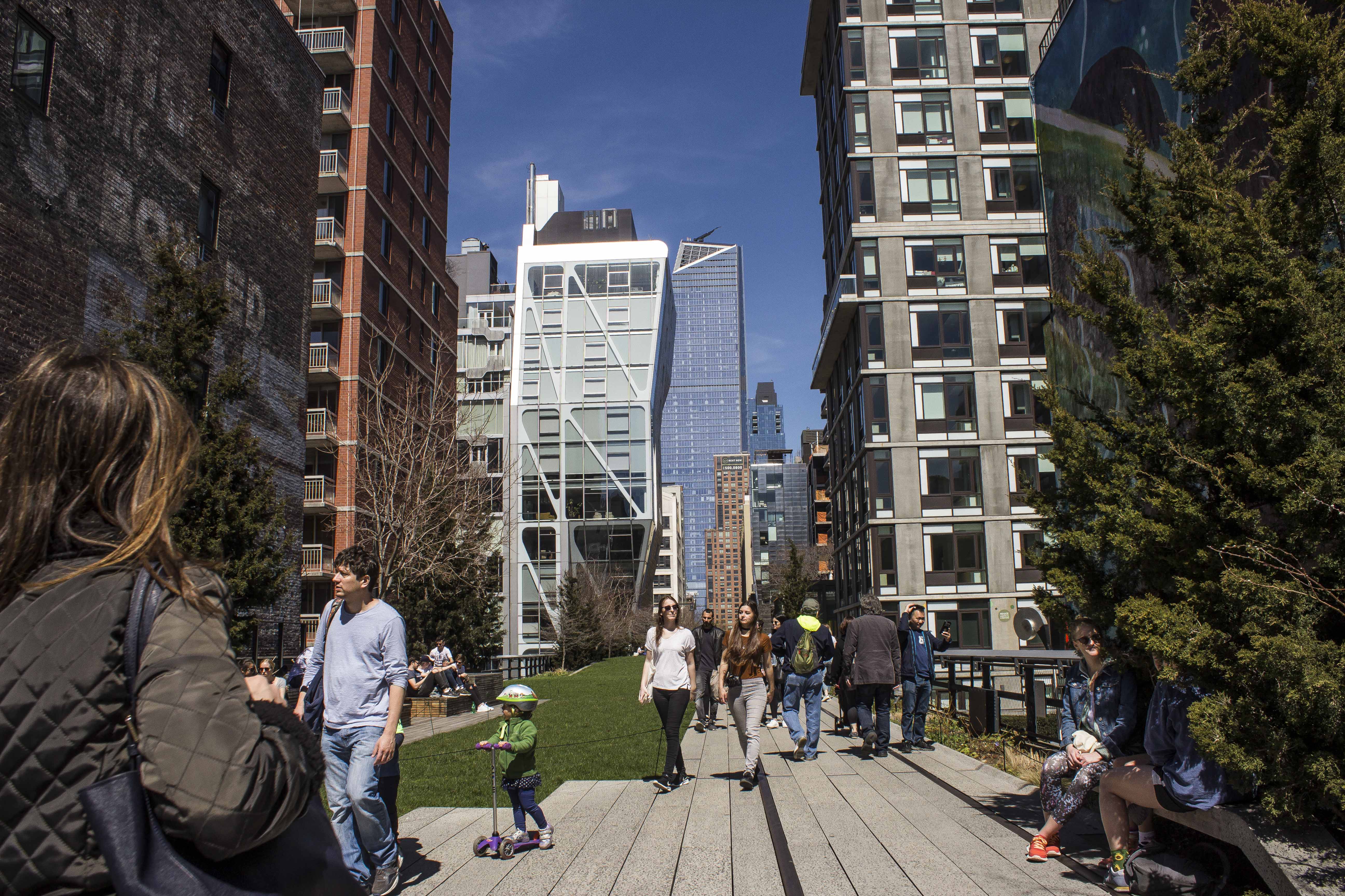 Site, with voyeurism in the city space Regret, that voyeurism in the city space