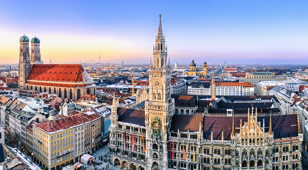 Panorama view of Munich city center showing the City Hall and the Frauenkirche | © Mapics/Shutterstock
