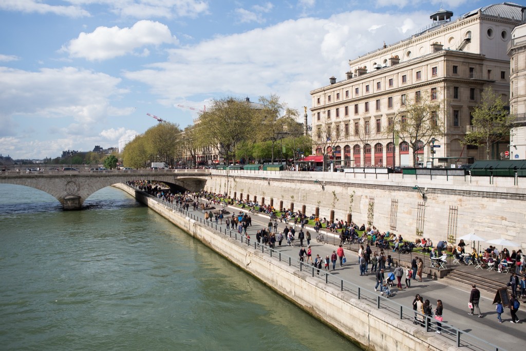 Parisians and tourists at the Parc Rives de Seine │© Jean-Baptiste Gurliat / Mairie de Paris