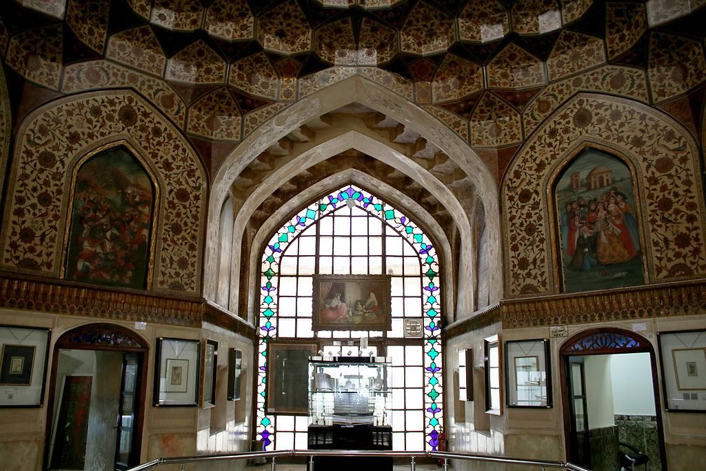 The interior of Pars Museum has beautiful frescos | © Ali Naderi / Wikimedia Commons